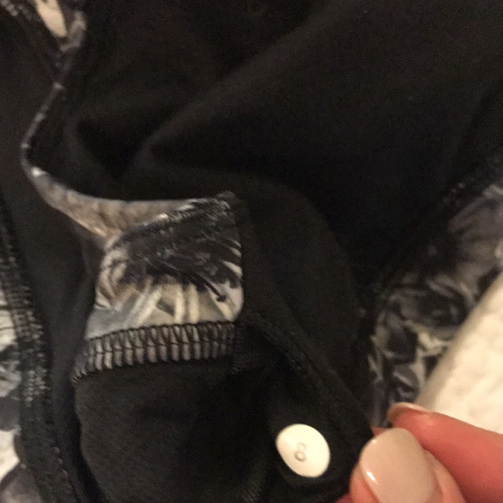 Lululemon tank with built in contrast bra. Sz 8 - Picture 5 of 8